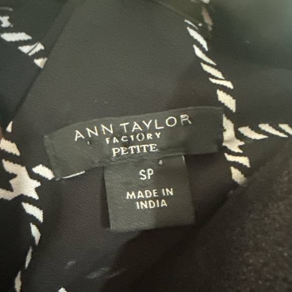 Ann Taylor Factory Petite Black & White Rope Grid Print Button Down Blouse SP - Picture 9 of 9